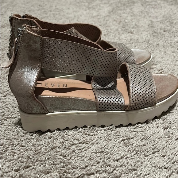 Metallic Sandals with thick platform - Picture 1 of 3
